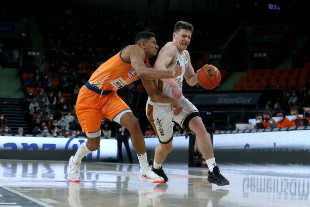 中场核心 中场核心